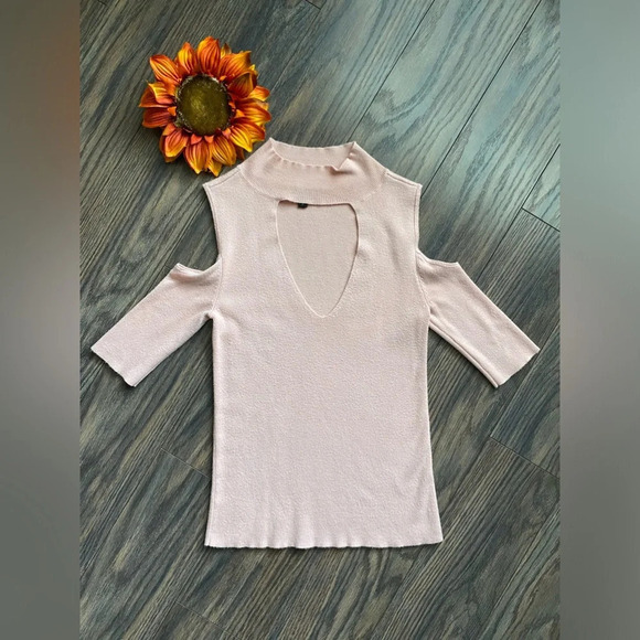 🦋B2G1🦋EXPRESS Key Hole Short Sleeved Mock Neck Sweater | SMALL | - Picture 4 of 8